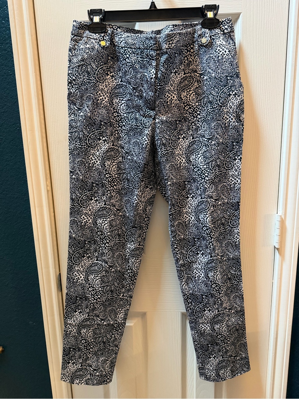 Anne Klein size 4  Black and White Paisley Print Chinos